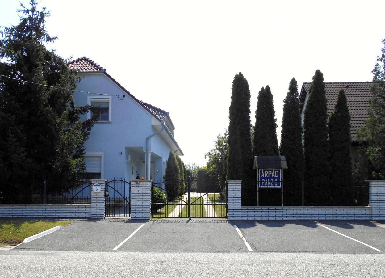 Árpád Panzió Bed and Breakfast Győr Exterior foto